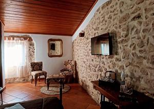 a living room with a stone wall at B&B La Rupe in Norma