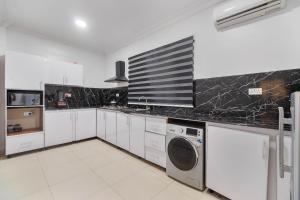 Η κουζίνα ή μικρή κουζίνα στο Tastefully Furnished Two Bedrooms Lekki Ikate