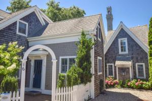 una casa con una recinzione bianca di Private deck walk to Commercial Street a Provincetown