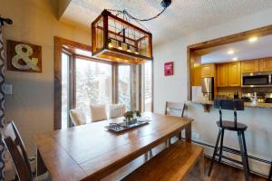 una cucina e una sala da pranzo con un tavolo di legno di Timber Falls #809 a Mid Vail