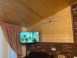Un televisor de pantalla plana en la pared de una habitación. en Villa De Anna, en Saint-Rémy-de-Provence 9 fotos más