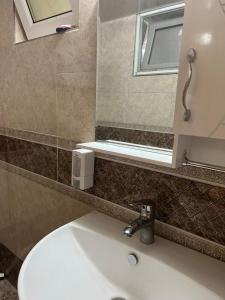 Un baño con un lavabo blanco y un espejo. en Villa De Anna, en Saint-Rémy-de-Provence