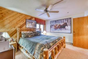 Ένα ή περισσότερα κρεβάτια σε δωμάτιο στο Cimarron #208