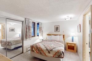 Ένα ή περισσότερα κρεβάτια σε δωμάτιο στο Timber Creek Bldg B #305