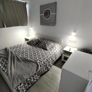 En eller flere senge i et værelse på BuEnA ViBrA Tenerife Sur + 34 billeder