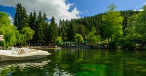 ein Boot auf dem Wasser in einem See in der Unterkunft Barceló Apartment Velingrad in Welingrad
