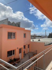 una vista desde el balcón de un edificio en Alquileres Buendia 3, en Puerto Madryn 9 fotos más