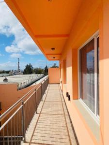 un balcón de un edificio con techo naranja en Alquileres Buendia 3, en Puerto Madryn