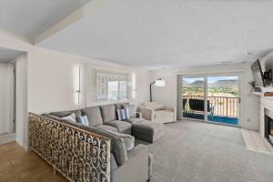 Χώρος καθιστικού στο Cozy Condo - Stay for 9