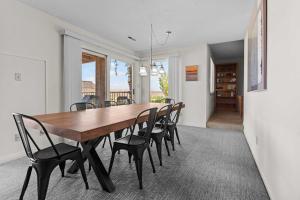 una sala da pranzo con tavolo e sedie in legno di Cozy Condo - Stay for 9 a Saint George Municipal Airport Altre 25 foto
