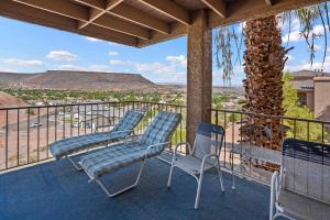balcone con sedie e vista sul deserto di Cozy Condo - Stay for 9 a Saint George Municipal Airport