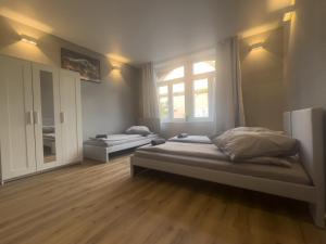 a bedroom with two beds and a window at Neues Apartment mit 2 Schlafzimmern und Küche in Offenbach