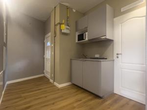 an empty kitchen with a counter and a door at Neues Apartment mit 2 Schlafzimmern und Küche in Offenbach