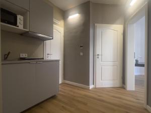 an empty room with a kitchen and a door at Neues Apartment mit 2 Schlafzimmern und Küche in Offenbach