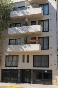 un condominio con facciata e finestre bianche di Zen house Bs As a Buenos Aires