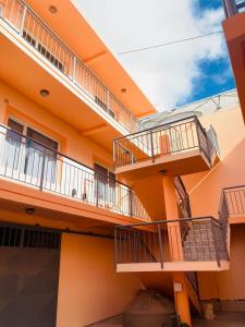 un edificio con balconi sui lati di Alquileres Buendia 2 a Puerto Madryn