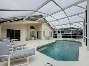 Πισίνα στο ή κοντά στο South Facing Golf Course Villa Updates Throughout