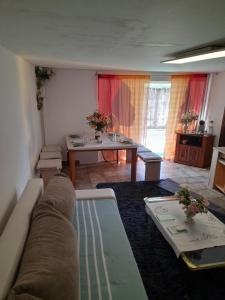a living room with a couch and a table at Bel apartment à Farra di Soligo in Soligo