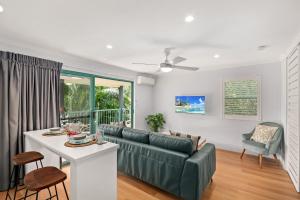 Телевизор и/или развлекательный центр в Chez Noosa Holiday Apartments