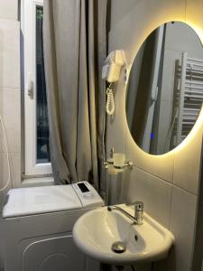 スコピエにあるNina Center Apartmentの洗面台と鏡のあるバスルーム
