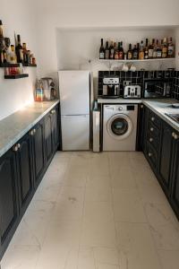 une cuisine avec un réfrigérateur et une machine à laver dans l'établissement Central Cornwall Stay, à Redruth