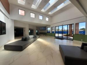 Χώρος καθιστικού στο Golden Dolphin Supreme 1004 com cozinha ao lado do Shopping Singapura