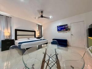 una camera da letto con un letto e un tavolo di vetro di Bright Studio with Shared Pool Access a Mérida Altre 17 foto