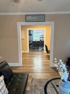 Χώρος καθιστικού στο Charming Getaway in Decatur