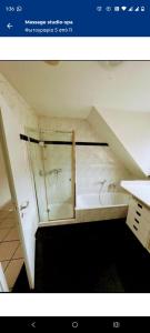 Un pat sau paturi într-o cameră la massage Sauna jakuzzi