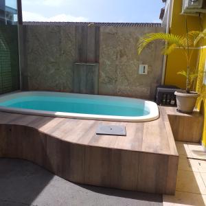 ポンタウ・ド・パラナにあるCasa Shangri-la Ar-Condicionado Piscina TV a cabo Wifi 360mbの裏庭のジャクジーバスタブ