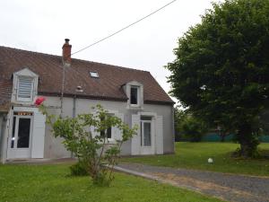 a white house with a tree in front of it at Maison de plain-pied avec grand jardin clos et parking, à 10 min des vignes. - FR-1-591-223 in Reuilly