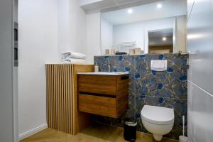 a bathroom with a toilet and a sink at FeWo Ostsee Lounge - Meerblick, Sauna, Terrasse in Sassnitz +19 photos