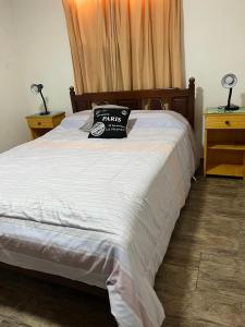 - un lit avec un oreiller dans l'établissement Planta Alta con Balcon, à Mar del Plata