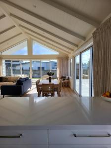 un salon avec une table et un canapé dans l'établissement Seacrest, à Ohakana Island