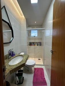 ベレンにあるApartamento 2 quartos COP30の洗面台、トイレ、シャワー付きのバスルーム