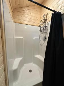 Phòng tắm tại The Drake Cabin in The Forest +6 ảnh