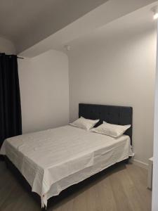Giường trong phòng chung tại Luxury Pipera 2rooms apartament