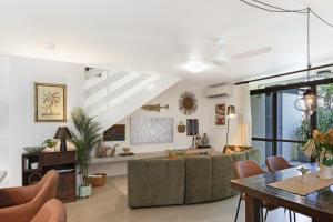 Χώρος καθιστικού στο Villa Palma - A Leafy Chic Retreat by the Foreshore