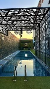 パラス・デ・ラ・フエンテにあるEXCLUSIVE 1598 Hotel Boutiqueの屋根付きの建物内の大型スイミングプール