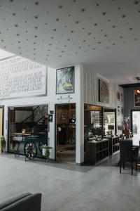 パラス・デ・ラ・フエンテにあるEXCLUSIVE 1598 Hotel Boutiqueの建物内のテーブルと椅子の店