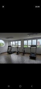 莫日-达斯克鲁济斯Loft, seu espaço com conforto的一个带两辆健身自行车的健身房,位于带窗户的房间