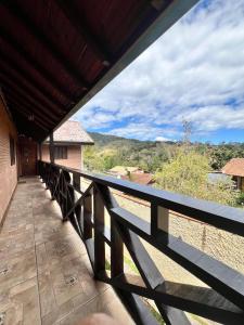 een uitzicht vanaf het balkon van een huis bij Flat Girassol Santo Antônio do Pinhal in Santo Antônio do Pinhal +56 foto's