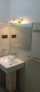 een badkamer met een wastafel en een spiegel bij Best View Guest Inn Ella in Ella +21 foto's