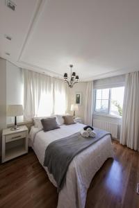 Ένα ή περισσότερα κρεβάτια σε δωμάτιο στο Apartamento de luxo e estilo no centro de Gramado