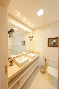 Ένα μπάνιο στο Apartamento de luxo e estilo no centro de Gramado