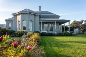 ウィリアムズタウンにあるMary MacKillop Spirituality Centre, St Joseph's by the seaの芝生の家