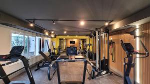 une salle de sport avec plusieurs machines de course dans une pièce dans l'établissement Design e conforto próximo ao Shopping e USP - HRAC, à Bauru