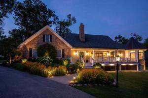 una casa con luces en el patio por la noche en Tranquil Family Retreat - for 10, en Lake Geneva