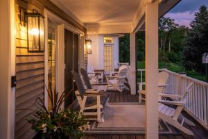 un porche con sillas y mesas en una casa en Tranquil Family Retreat - for 10, en Lake Geneva 56 fotos más