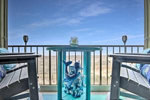 Μπαλκόνι ή βεράντα στο Couple's Retreat! Beachfront Bliss - Private Balcony, Ocean Views, Full Kitchen, Steps to the Sand